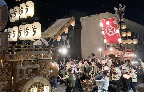 石取祭りの写真。大勢が神輿を担いでいる。