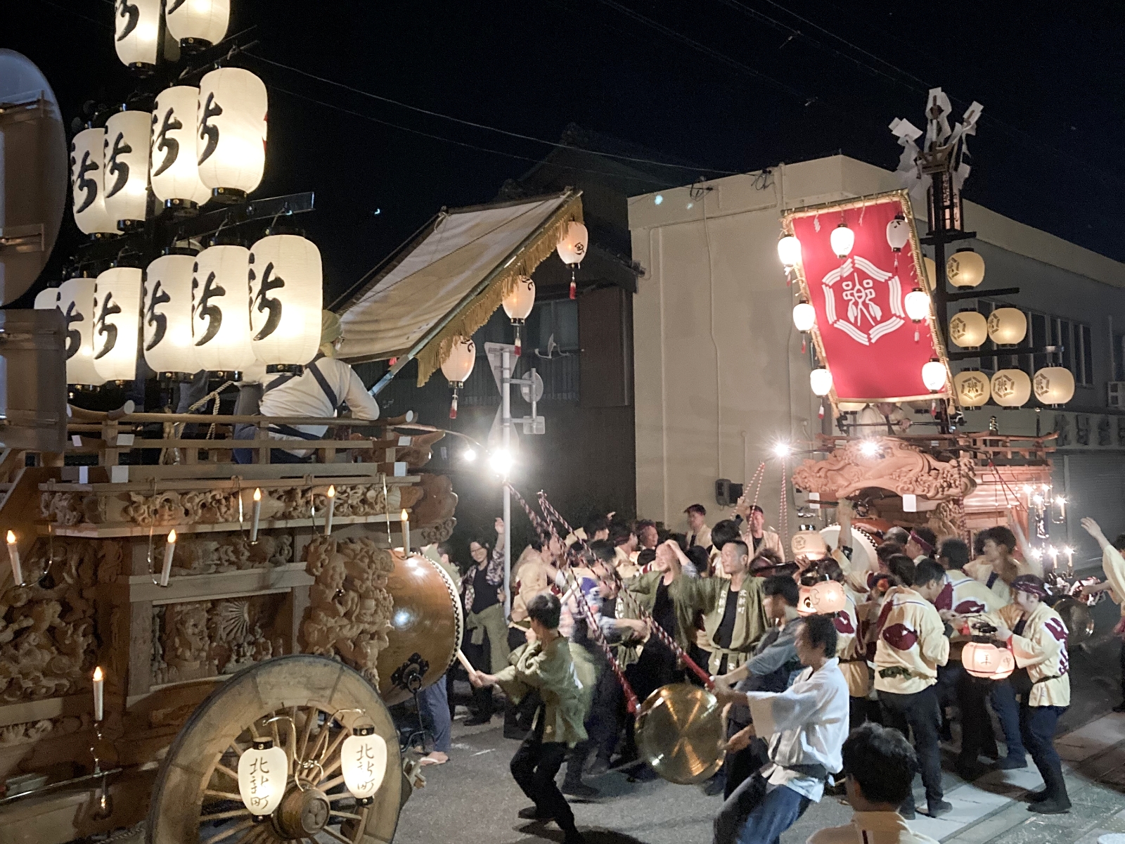 石取祭りの写真。大勢が神輿を担いでいる。