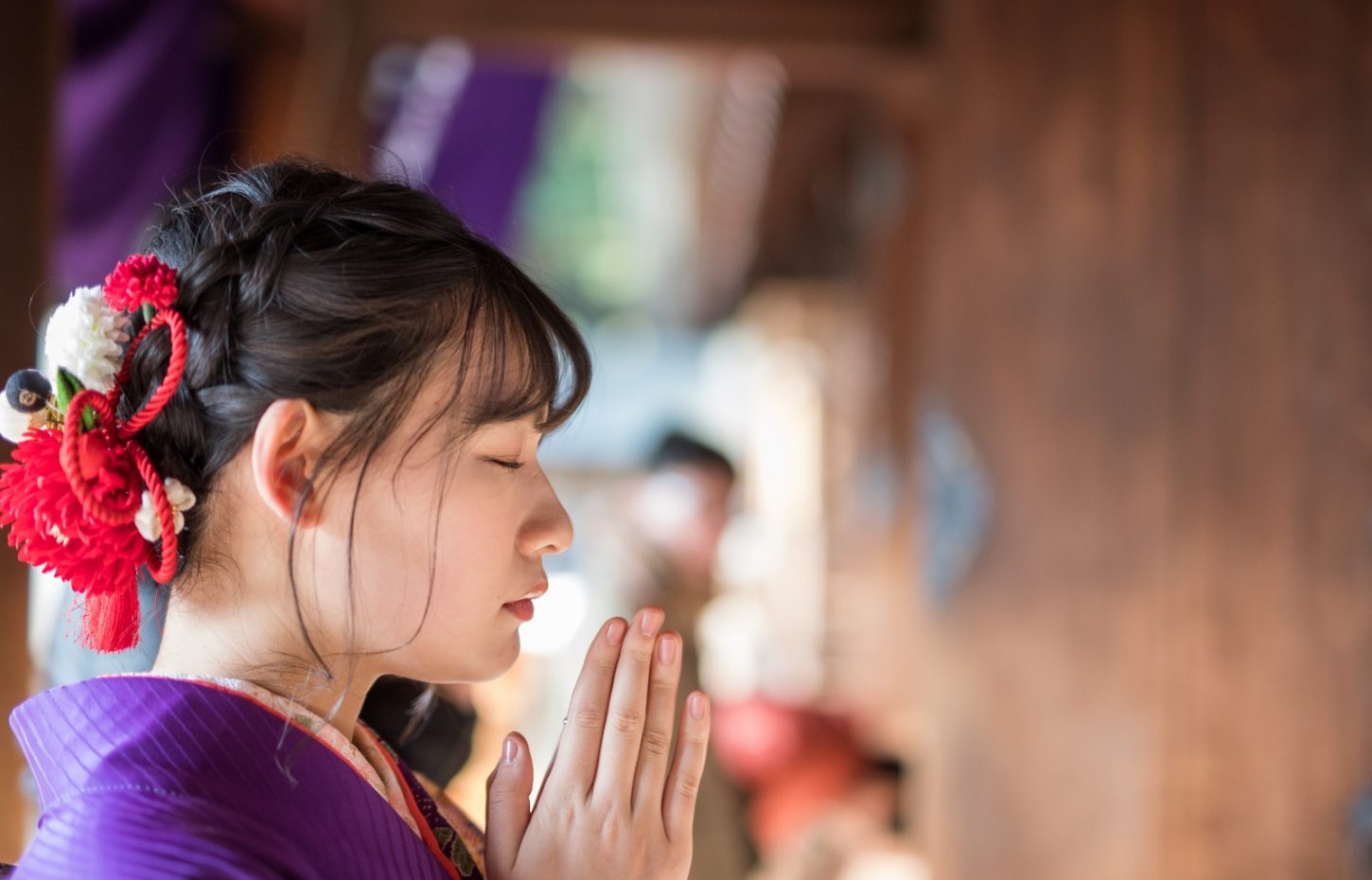 女性がお祈りしている様子