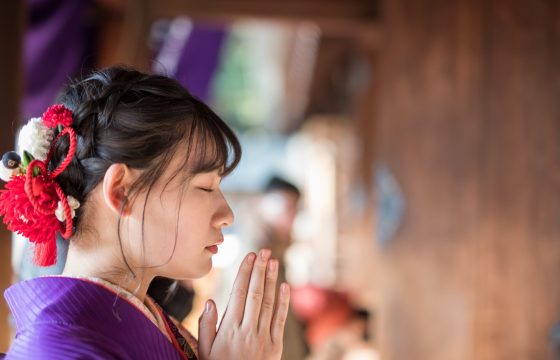 女性がお祈りしている様子