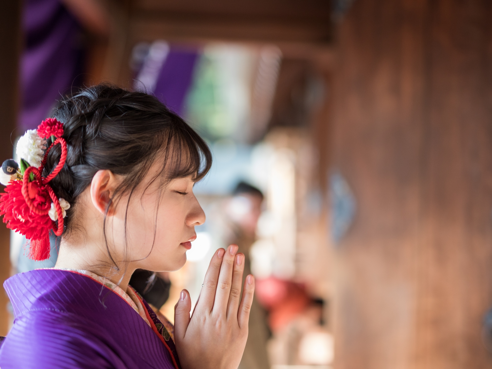 女性がお祈りしている様子