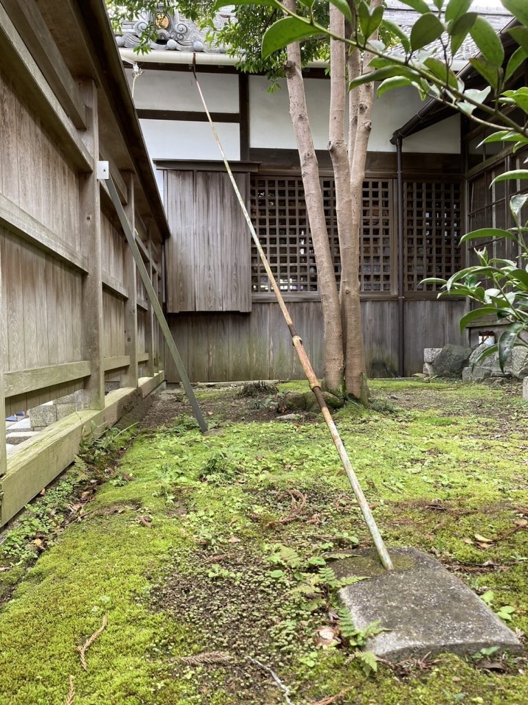 拝殿建物全体が傾いており、外からワイヤーで固定している様子