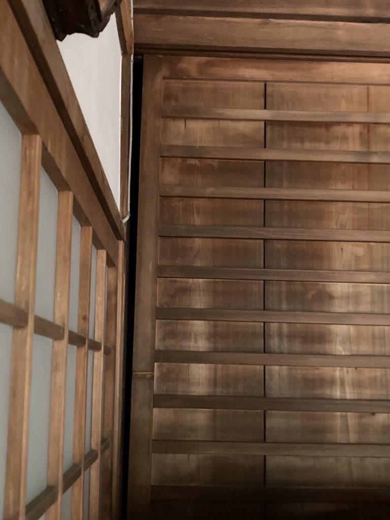 拝殿の屋根が歪みによって端に隙間ができてしまっている様子