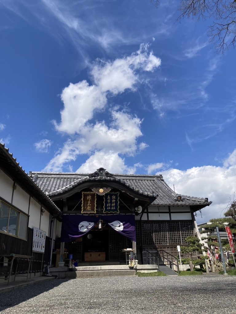 神戸宗社の神社の建物の拝殿全体が傾いている