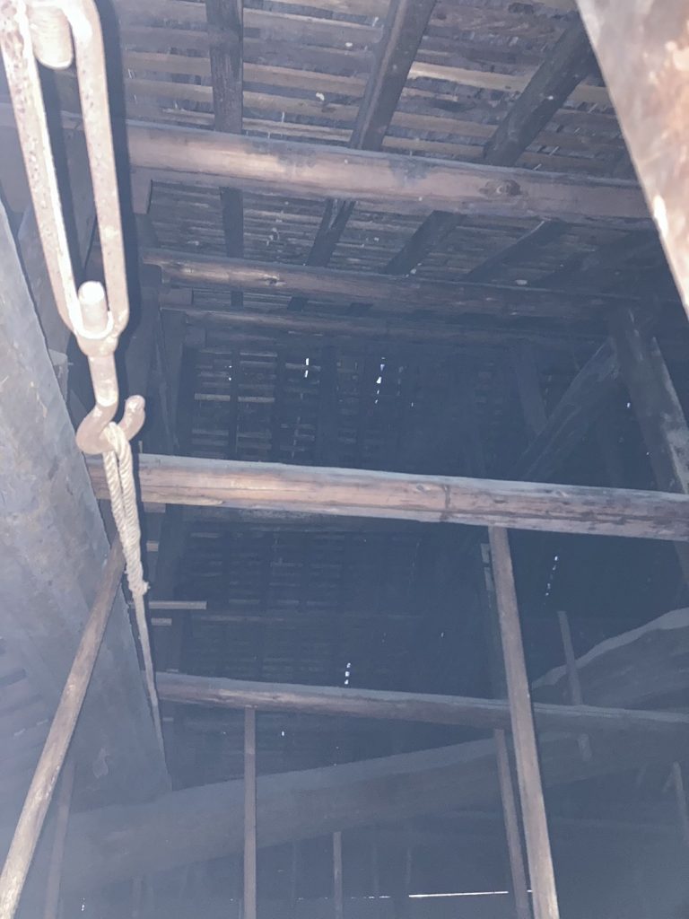 拝殿建物全体が傾いており、中からワイヤーで固定している様子