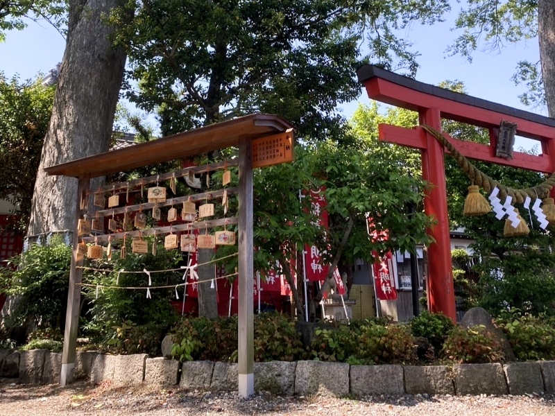 伏見稲荷神社の鳥居と絵馬掛け