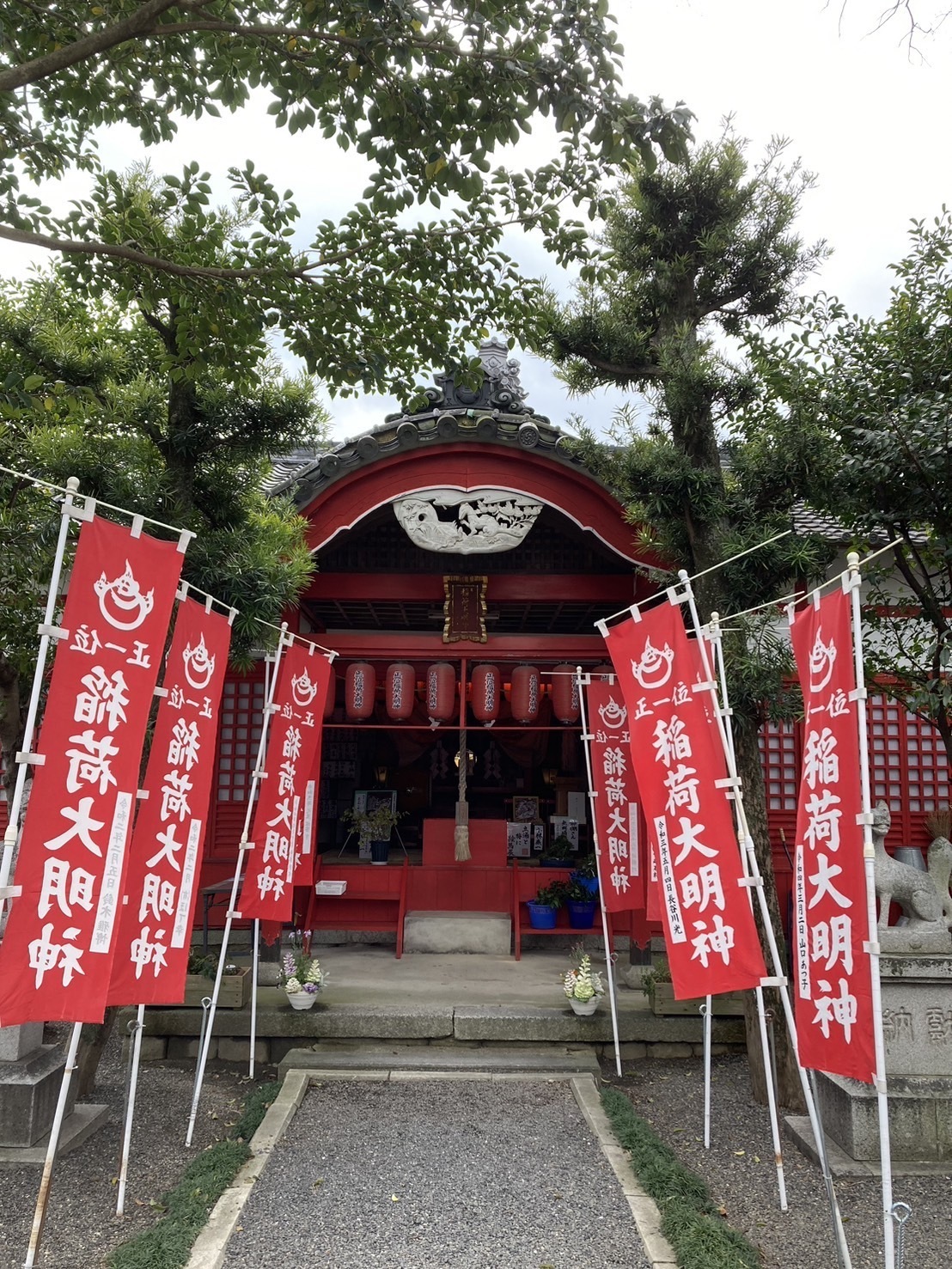 神戸宗社の伏見稲荷神社の老朽化している建物の様子